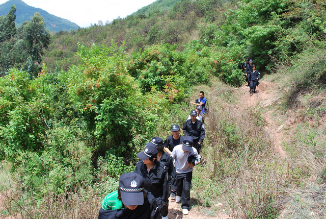 云南警官学院_徒步行军