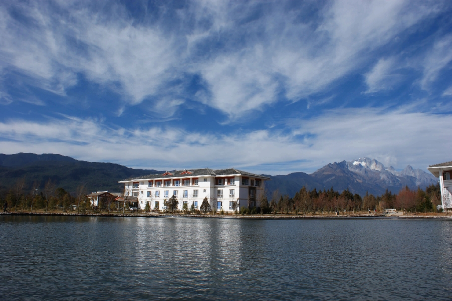 云南大学旅游文化学院——校园景观图(水天一色)